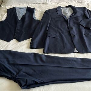 Men’s Three piece Tommy Hilfiger Suit in navy blue